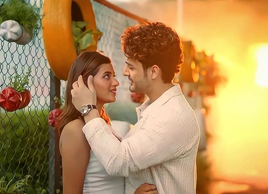 _Tweetiee_'s tweet photo. The pair looks fresh, the chemistry is already visible! The beauty of college Romance, that "Pehla pehla pyaar" feeling genre of the song is gonna be my hands-down fav! Kudos to the team! 

And ofcourse, @realumarriaz and @AnjaliArora1050 ♡

“MERE KHAYALON KI MALIKA TEASER" https://t.co/xttUHar04X