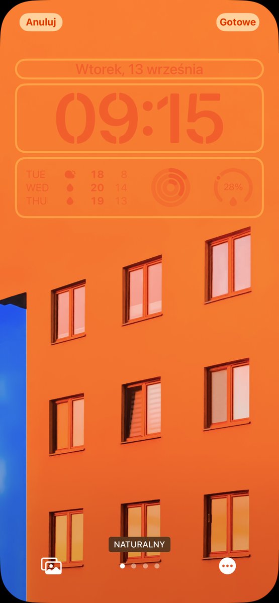 wikalinski_'s tweet image. Już macie #iOS16? Bloczki nigdy wcześniej nie wyglądały lepiej na #LockScreen! Z tej okazji łapcie #Wallpaper z pomarańczowymi okienkami 🌈

Do zestawu polecam widget pogodowy od @CARROT_app i status wody od @WaterMinder_app. Aaa! No i oczywiście nieco stonowany font godziny ♥️