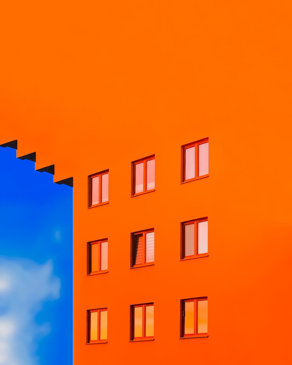 wikalinski_'s tweet image. Już macie #iOS16? Bloczki nigdy wcześniej nie wyglądały lepiej na #LockScreen! Z tej okazji łapcie #Wallpaper z pomarańczowymi okienkami 🌈

Do zestawu polecam widget pogodowy od @CARROT_app i status wody od @WaterMinder_app. Aaa! No i oczywiście nieco stonowany font godziny ♥️