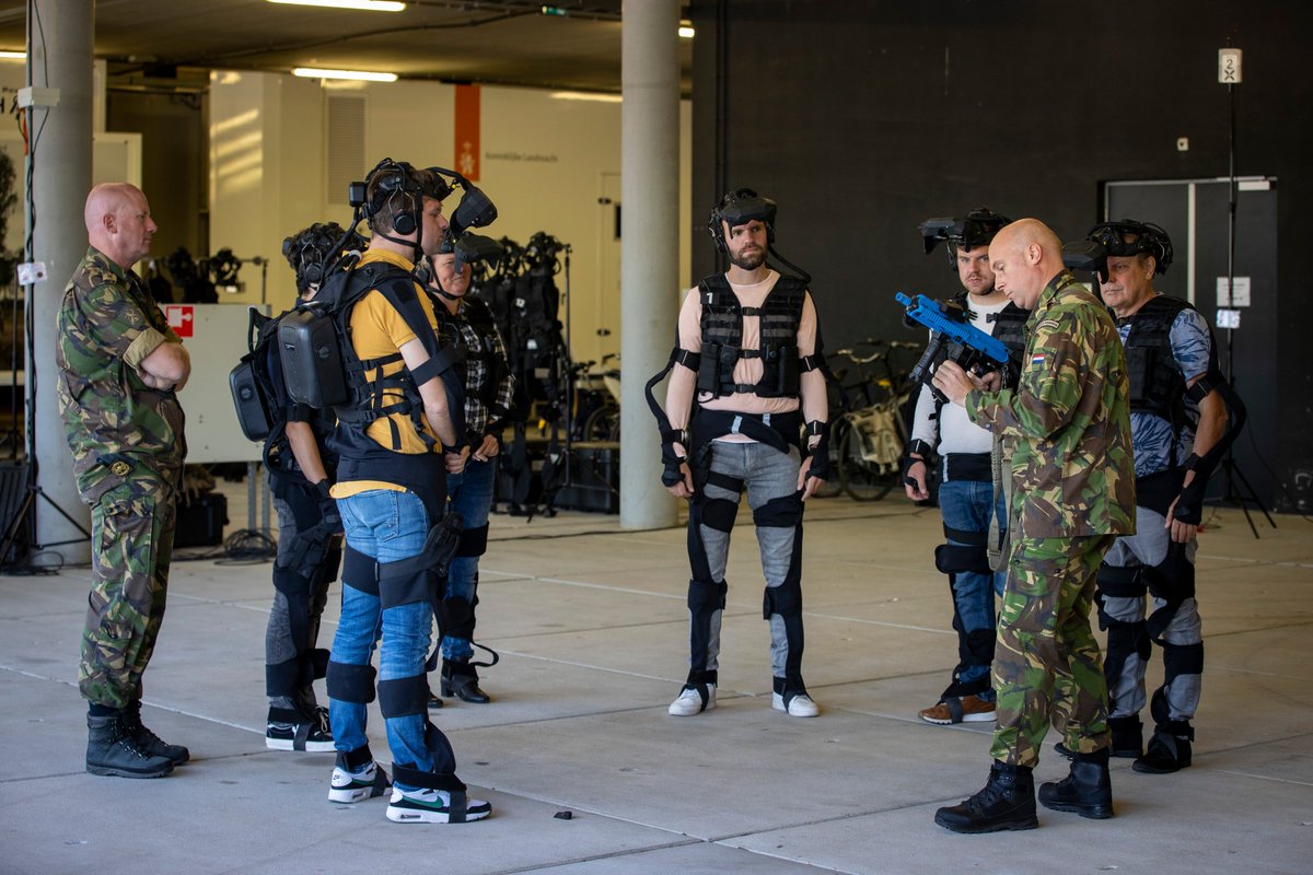 DerkBoswijk's tweet image. Gisteren een boeiend werkbezoek gehad bij de Koninklijke Landmacht.

Onder toeziend oog van CLAS @WijnenGen krijgen we de laatste instructies om 'gewapend' met een HK416 de virtuele wereld binnen te stappen. Echt bijzonder realistisch.