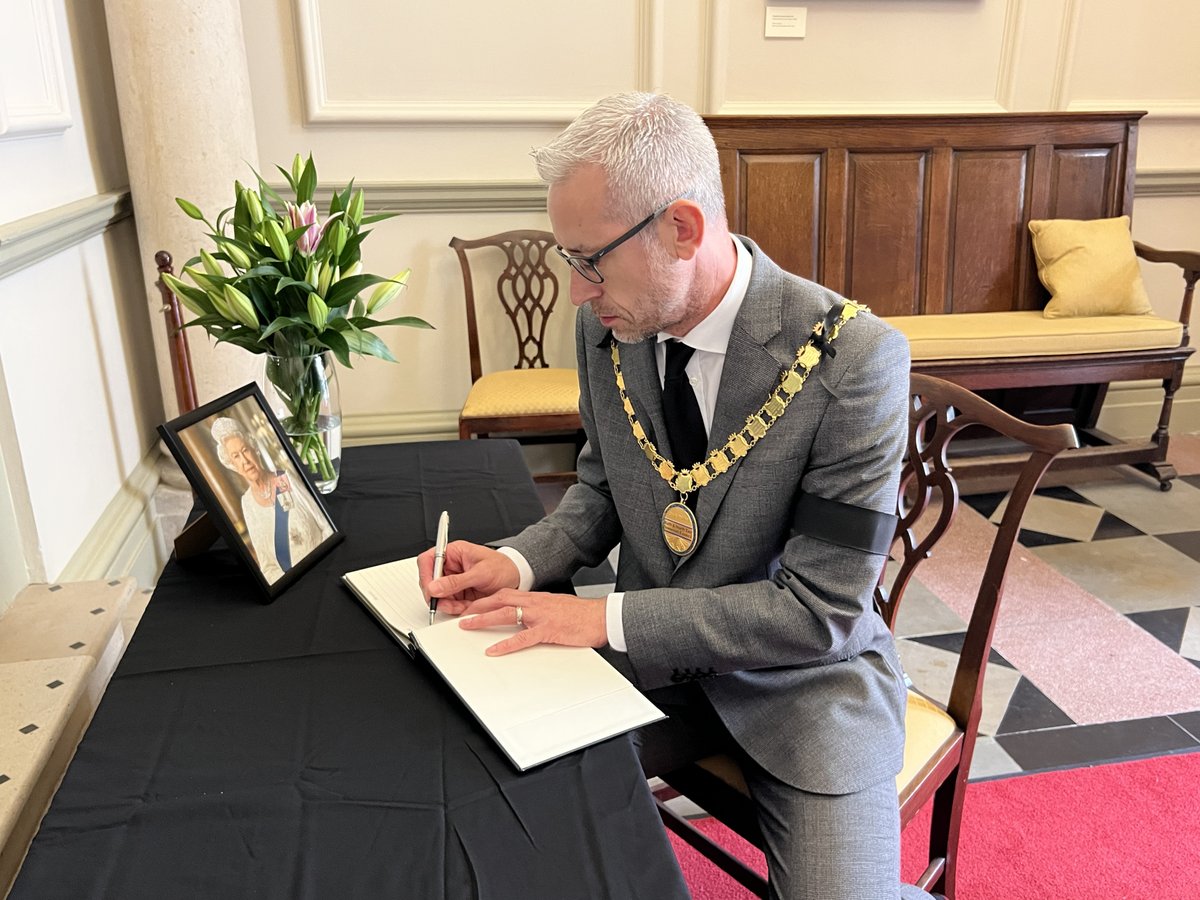 Books of condolence for Her Majesty Queen Elizabeth II are open in Bath, Keynsham and Midsomer Norton until 5pm on 20th September and are also available on our mobile library from today.

More details: beta.bathnes.gov.uk/hm-queen-eliza…
Mobile library timetable: beta.bathnes.gov.uk/mobile-library…