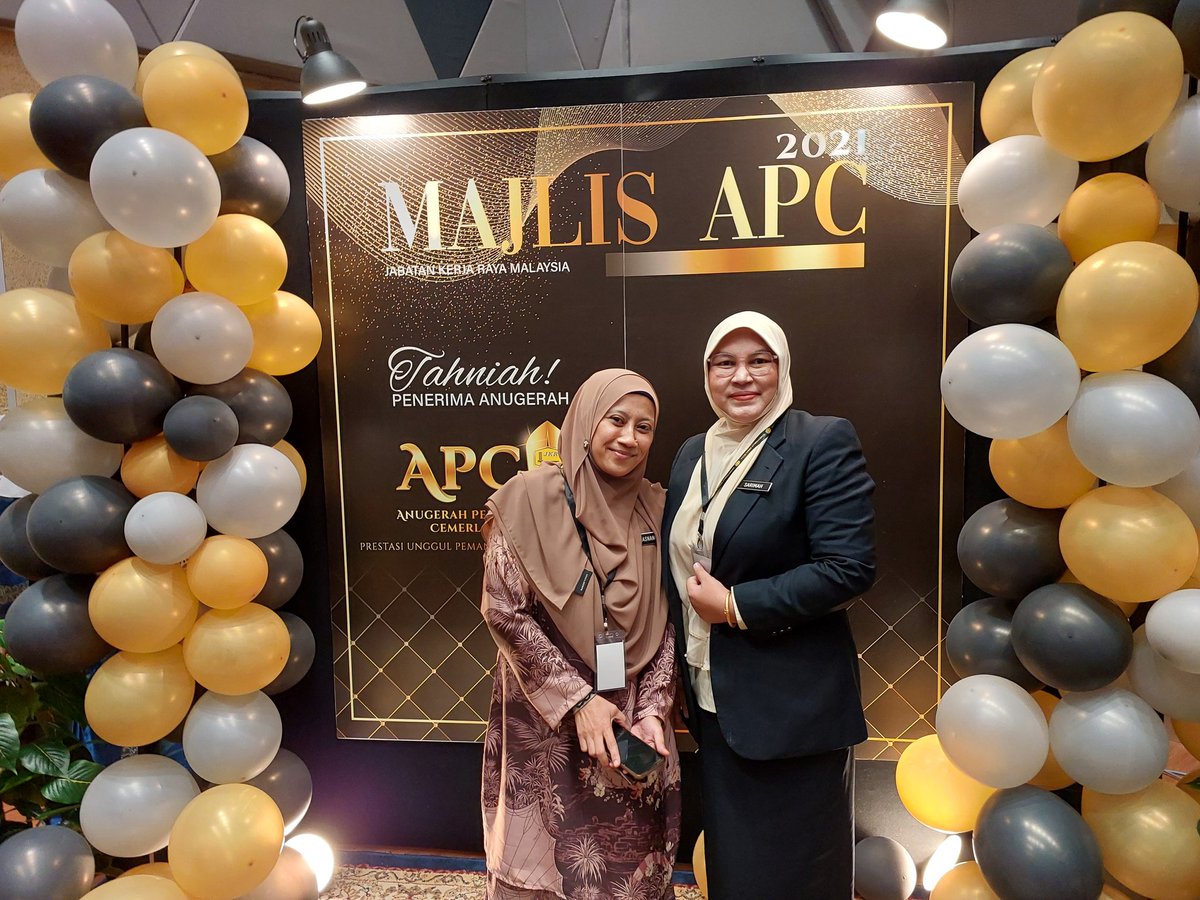 SarimahBtAhmad2's tweet photo. Alhamdulillah...
Puan Norhasnani dari pasukan UPPP juga dapat bersama naik ke pentas. Moga terus maju jaya dan kekal cemerlang.
#teamworkmakesthedreamwork 
@UPPPCpab https://t.co/Vl9c38QzSj