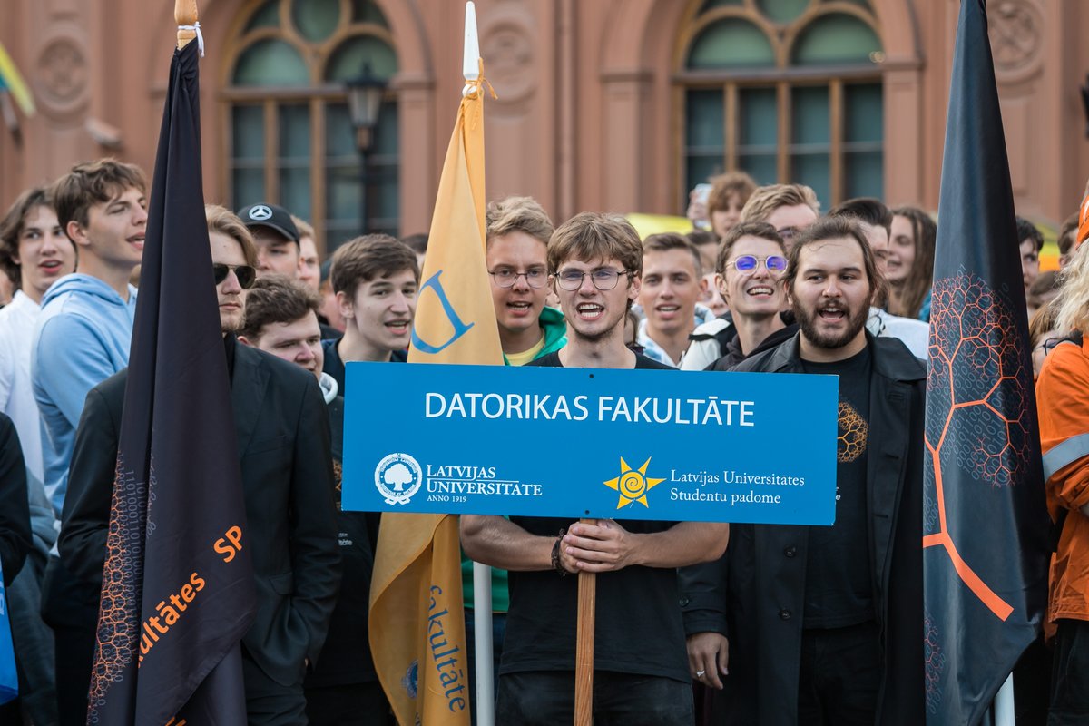 Vai atceraties 256 MB zibatmiņas?😄Nu lūk - šodien ir gada 256. diena, neoficiālā programmētāju diena. Tāpēc, ka 256 ir lielākā cipara 2 pakāpe, kas ir mazāka par 365 jeb dienu skaitu gadā, kā arī ir lielākais kombināciju skaits, ko var iekodēt 8 bitu baitā. Sveicieni datoriķiem!