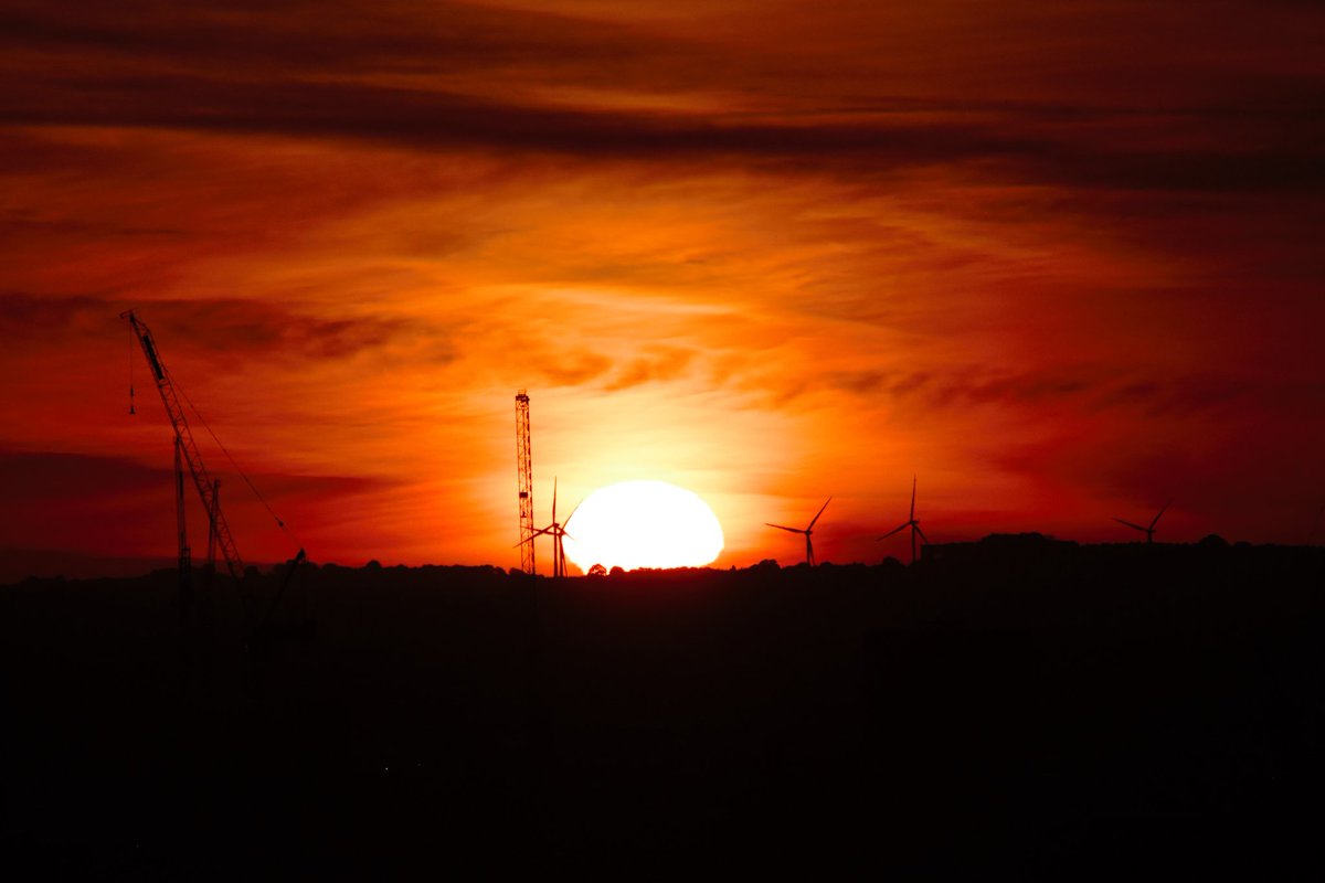 BatRachy's tweet photo. Here comes the sun ☀️
This morning's sunrise from Cabbage Hill #ArmleyIsBeautiful
@ThePhotoHour @IGersLeeds https://t.co/h2OZoLfwJu