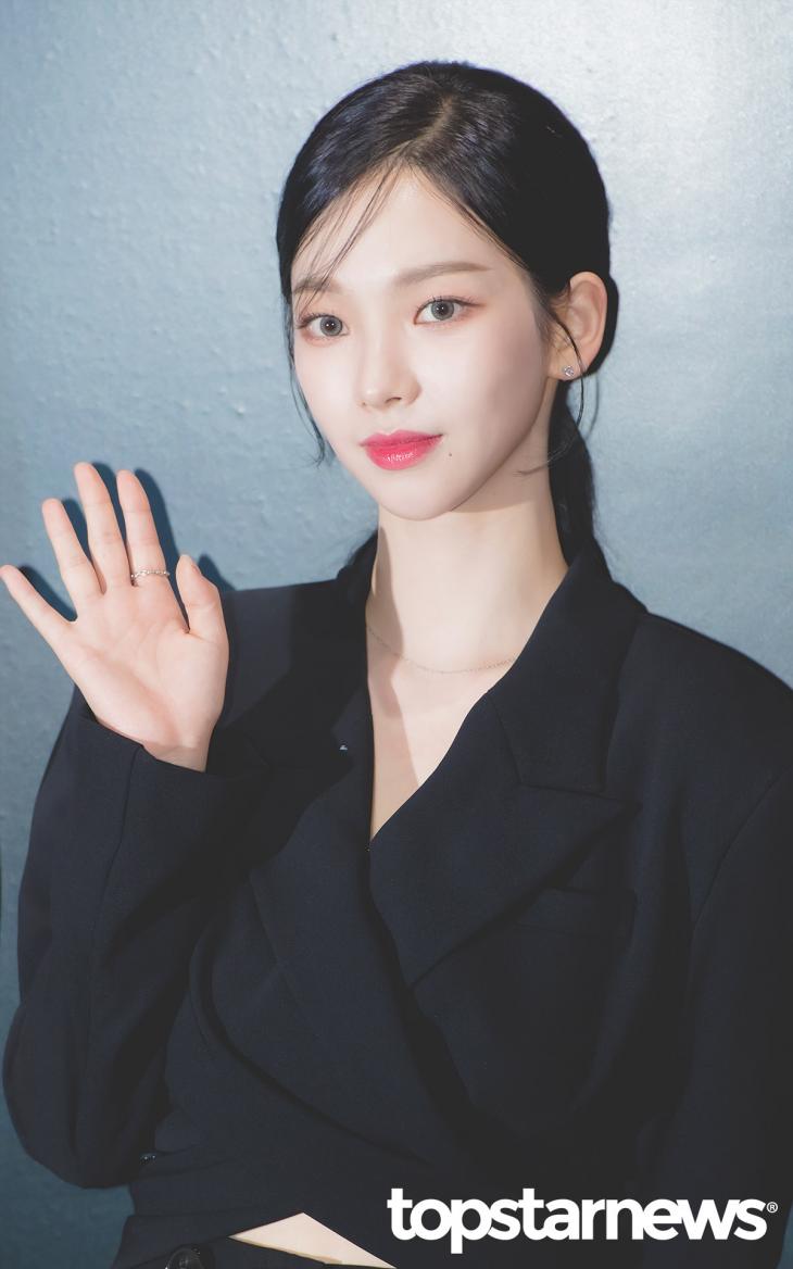 aaaa_ha304's tweet photo. 유학 중이던 칼.. 회사 사정이 안좋아졌다며 들어오라고 해서 급 귀국한 칼은 경영에 참여하게 된다.. 회사 사정 듣고 본격 경영 하려는데 타 기업에서 인수 합병 하려고 M&amp;A 전문가 손을 투입한다.. https://t.co/565Il7ZdbK