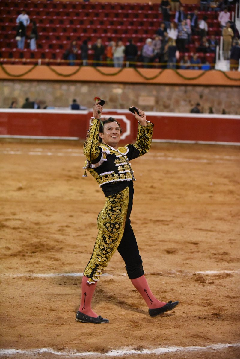 Corrida de Toros :
Zacatecas :
Entrada : Un cuarto de plaza.
Toros : Pepe Garfias : De juego variado y presencia desigual.
📍El Galo : Oreja y Ovación.
📍Juan Pedro Llaguno : Ovación y Oreja.
📍Miguel Aguilar : Ovación y Dos orejas.
📷 Erick Cuatepotzo.