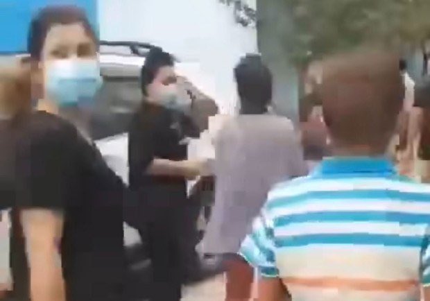 Uyghur_Report's tweet photo. 🔴🔴🔴

Gulca Karadou'da açlığa dayanamayan 617 kişi kuşatmayı kırarak sokaklara döküldü. 

Çin Polisinin Karadung'da çoğu genç 617 kişinin tutuklandığını doğrulandı.

Bilgilere göre Karadung'da yerel halkın karşı karşıya olduğu açlık krizi 40 günü açtı.

VIA: RFA https://t.co/no959uNHH4