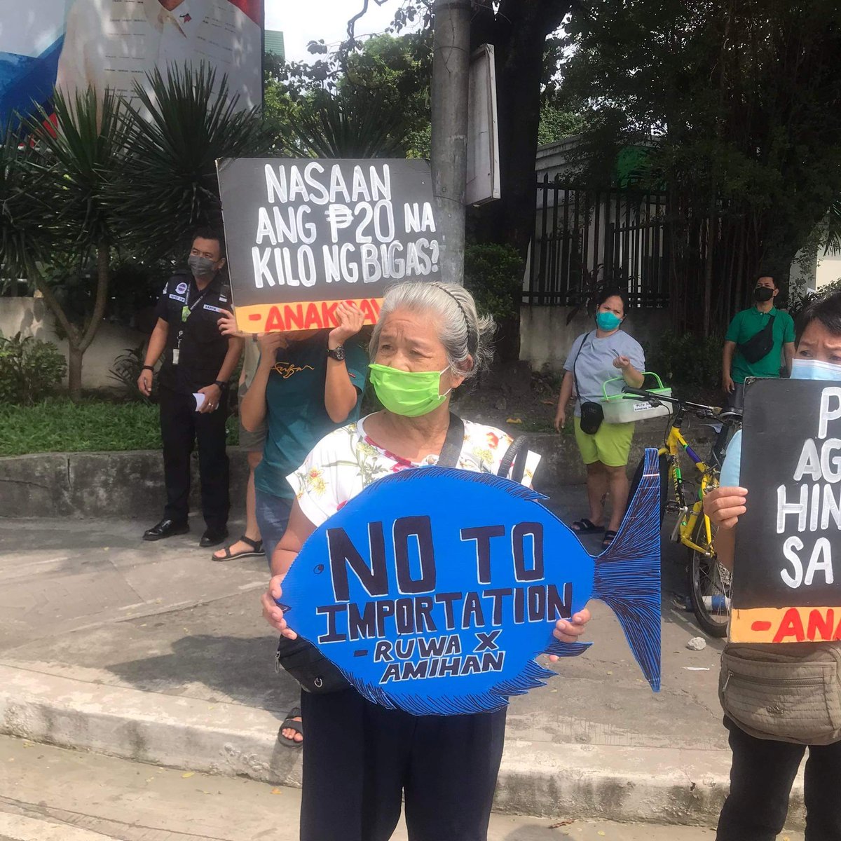 Ayon kay Ariel Casilao, national president ng @AnakpawisPL, tila non-existent ang pangulo, lalo sa isyu ng mga magsasaka, mangingisda, prodyuser, at iba pang usaping agrikultural.