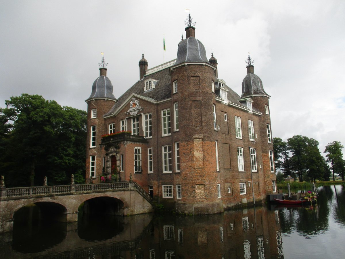 JohannesJansse2's tweet photo. @OpenMonumentdag #Biljoen en #Sparrendaal Twee fraaie buitenplaatsen. Boeiende interieurs met bijzonder #stucwerk #wandtapijten en #behangsels uit 17de en 18de eeuw En een unieke #slangenmuur https://t.co/LIJl2YzBOW