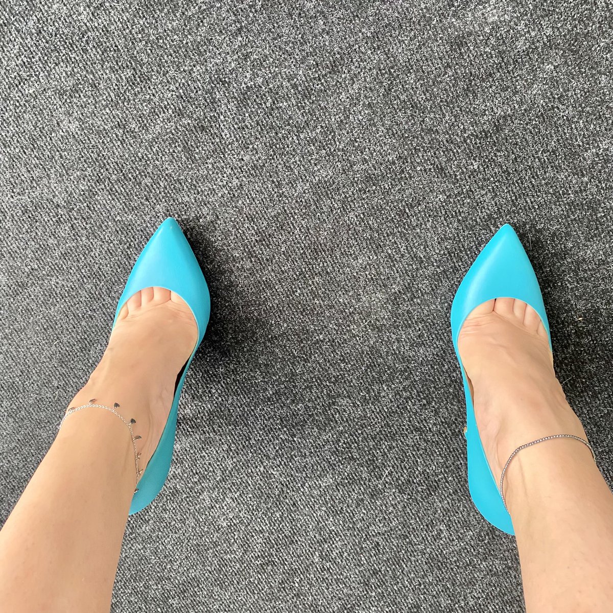 HappyFeetFans's tweet photo. No filter needed for blue sky 💙 #instagram #happyfeetonly #heels #heelsaddict #nofilter #feet #feetmodels #feetfetishgang #onlyfansgirl #onlyfans https://t.co/eA8mUFooic
