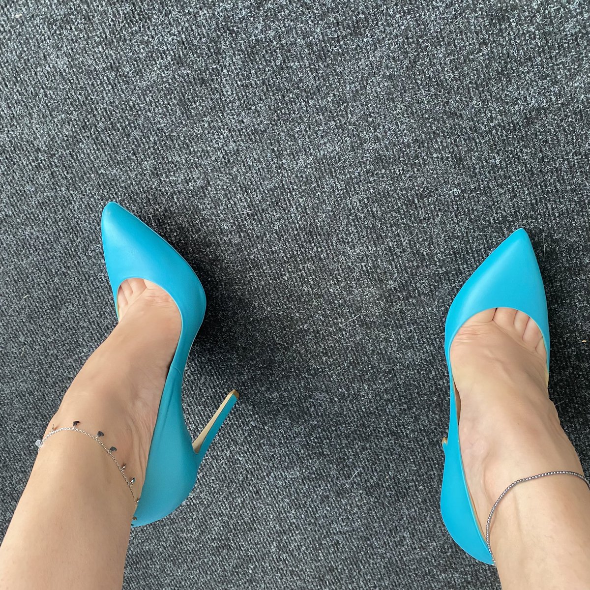 HappyFeetFans's tweet photo. No filter needed for blue sky 💙 #instagram #happyfeetonly #heels #heelsaddict #nofilter #feet #feetmodels #feetfetishgang #onlyfansgirl #onlyfans https://t.co/eA8mUFooic