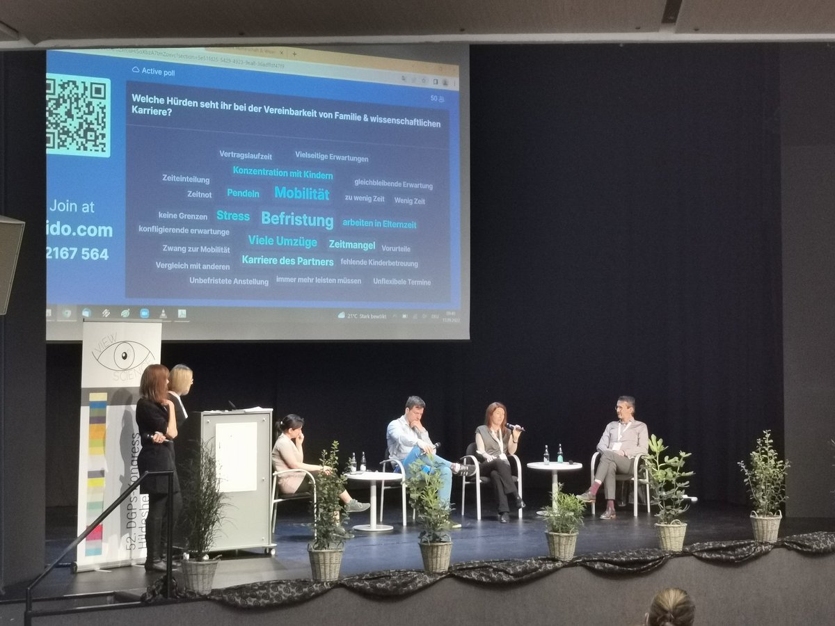 gaertner_anne's tweet photo. Sehr wichtige Podiumsdiskussion zur Vereinbarkeit von Beruf und Familie beim #dgpskongress. Z.B. sollte man während der Arbeitszeit trotzdem (in geringem Aufwand) arbeiten? Organisiert von den @DGPs_JuMis 🎉 https://t.co/iwCH5kqXGh