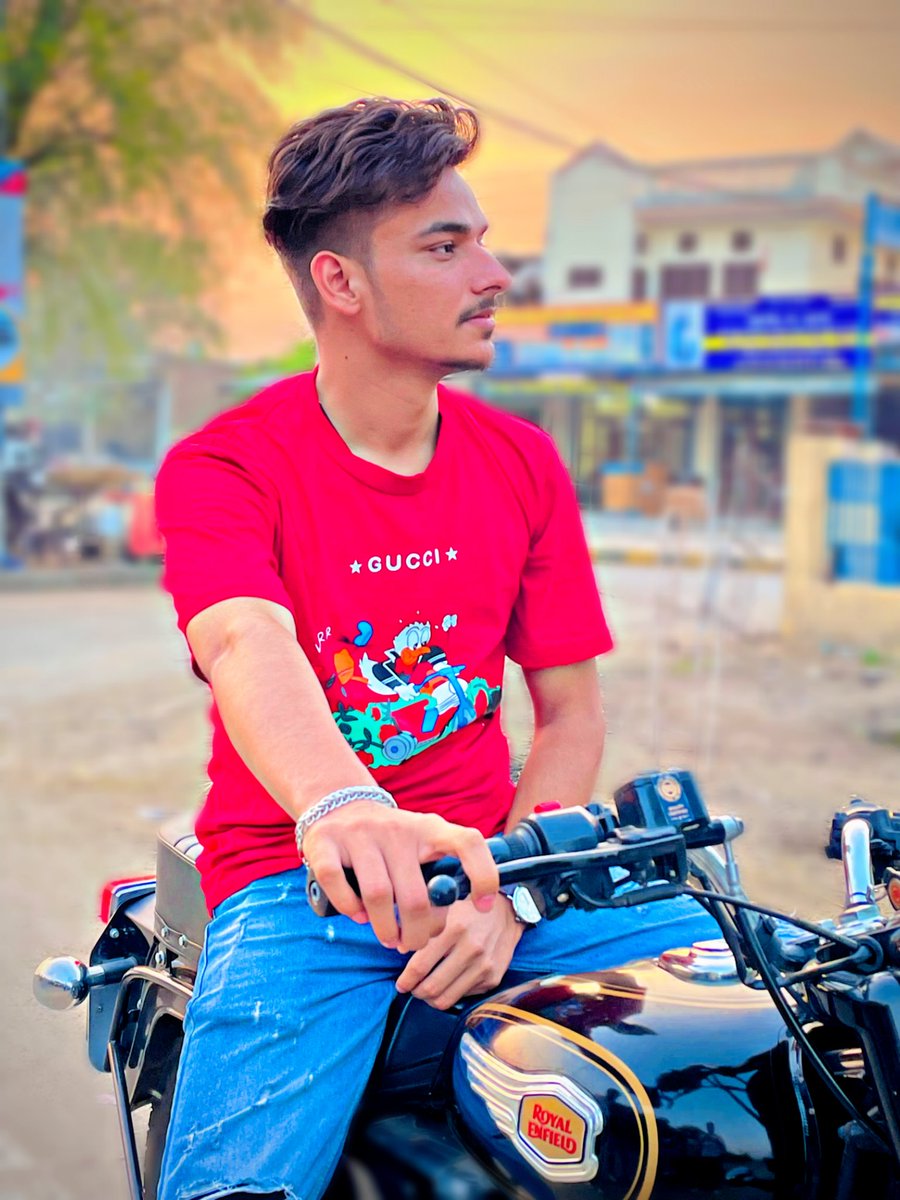 karandawar09's tweet photo. "YOUR LEGACY IS BEING WRITTEN BY YOURSELF. MAKE THE RIGHT DECISIONS"
.
.
.
.
#karandawar #teamfire64 #9464
#RoyalEnfield #bullet350 #SELFMADE #shotoniphone https://t.co/hN7J9PtkO0