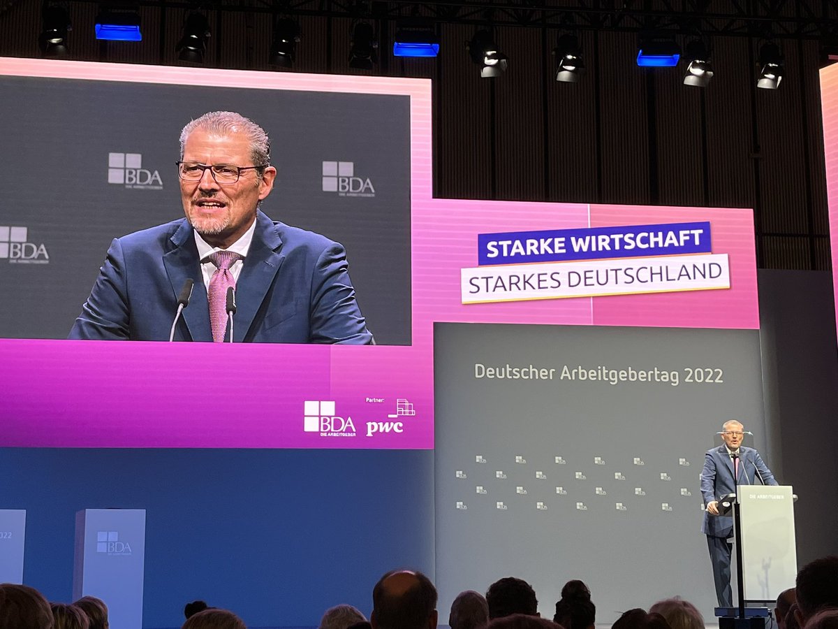 jpoettering's tweet photo. Lang anhaltender Applaus, als @DieBDA Präsident #Dulger bedauert, dass @hubertus_heil kein Zeitfenster für Auftritt auf dem #DAT2022 gefunden hat, um mit der Wirtschaft die aktuellen Pläne des @BMAS_Bund zu diskutieren. #Bürokratie #Regulierung https://t.co/KKtwMS620C