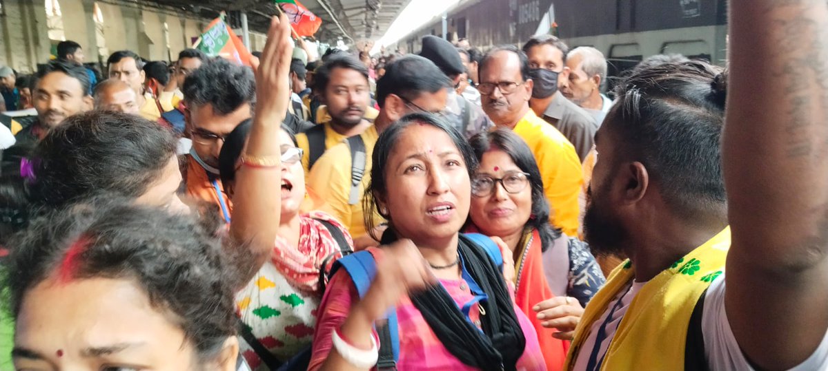 BJP4CobLive's tweet photo. শাসকের শত বাধা উপেক্ষা করে #COOCHBEHAR থেকে হাজার হাজার বিজেপি কর্মী কলকাতায় উপস্থিত হয়েছেন।

কতজন মানুষকে আটকাবেন মমতা ব্যানার্জী, আপনার দলের দুর্নীতির বিরুদ্ধে মানুষ তৈরী রাজপথে আওয়াজ তুলতে।
#CholoNobanno https://t.co/ca6YOg0dmr
