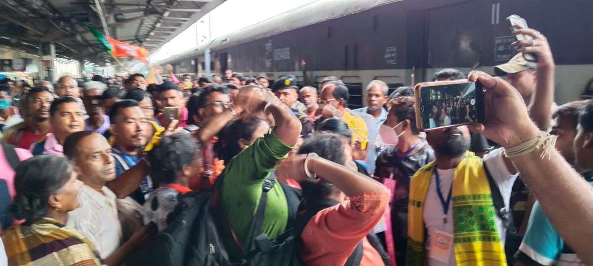 BJP4CobLive's tweet photo. শাসকের শত বাধা উপেক্ষা করে #COOCHBEHAR থেকে হাজার হাজার বিজেপি কর্মী কলকাতায় উপস্থিত হয়েছেন।

কতজন মানুষকে আটকাবেন মমতা ব্যানার্জী, আপনার দলের দুর্নীতির বিরুদ্ধে মানুষ তৈরী রাজপথে আওয়াজ তুলতে।
#CholoNobanno https://t.co/ca6YOg0dmr