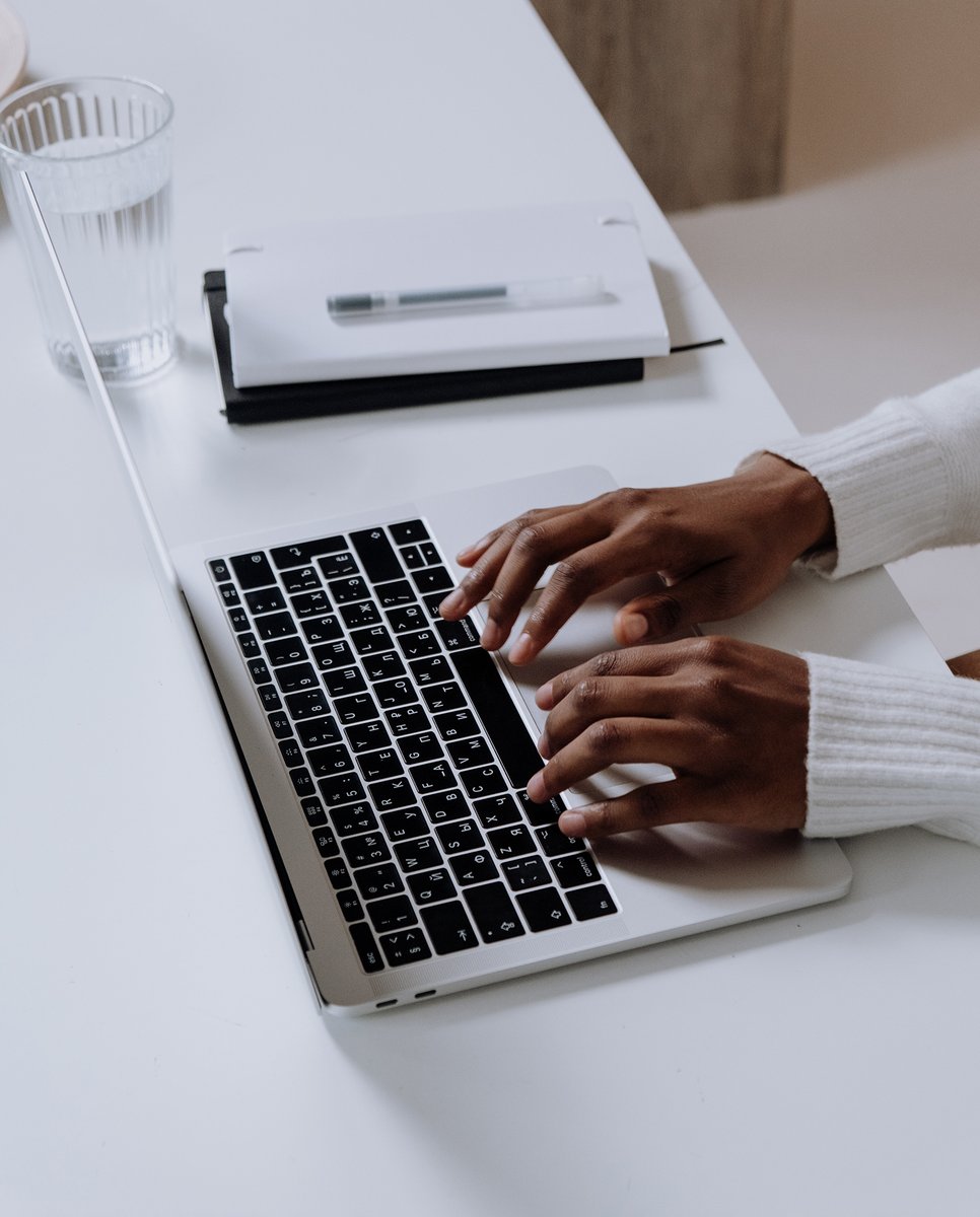 Die Digitalisierung bildet eine Grundvoraussetzung, um in Zukunft wettbewerbsfähig zu bleiben. Doch was bedeutet das für die Personalabteilung der Zukunft, und welche Tools unterstützen effektiv die digitale Personalarbeit? Mehr dazu erfahren Sie hier: hubs.la/Q01m7Nl30