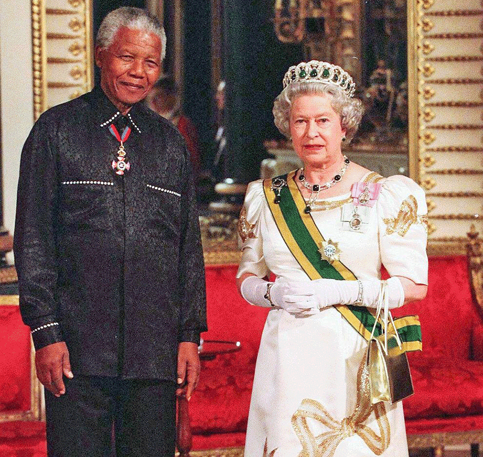 chatstabloid's tweet photo. The Queen &amp; Us

Full story here https://t.co/lk9IZtWGdc

#chatsworthtabloid #tabloidnewspapers #communitynews #DurbansCurriesFountain #TheQueen https://t.co/JxTtuNsIRC