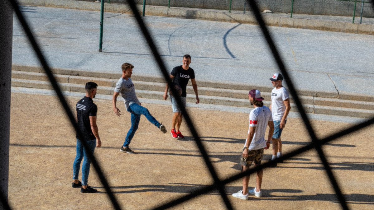 "Ningún jugador es tan bueno como todos juntos", Di Steffano

#soydeloco #futbol #football #streetstyle #moda #outfits #fashion #ropa #modamasculina #modahombre #outfit