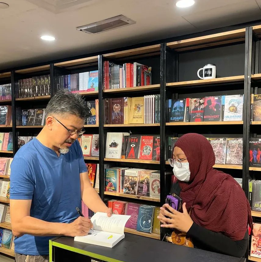 #WeAreMarchingNow : The Inside Story of Bersih 1.0 writer Danny Lim has autographed his book at Kedai Fixi. Now you can get this book with writer's autograph at Kedai Fixi. Priced at RM30 each.