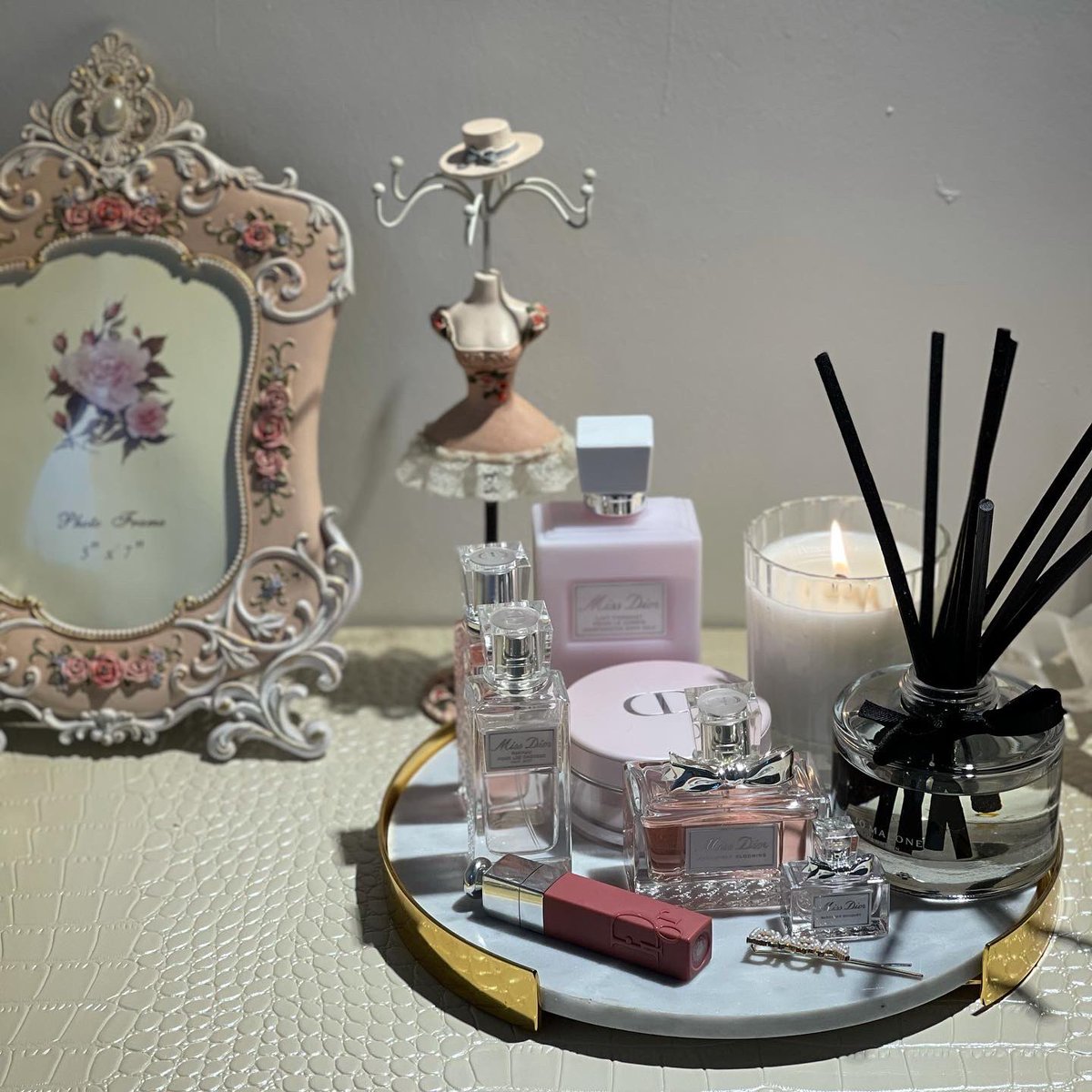 2017Vactory's tweet image. و وجهك .. يا بعد وجهي لو أتأمل تفاصيله 
يروح العمر مايرمش جفني وناعس أهدابي.