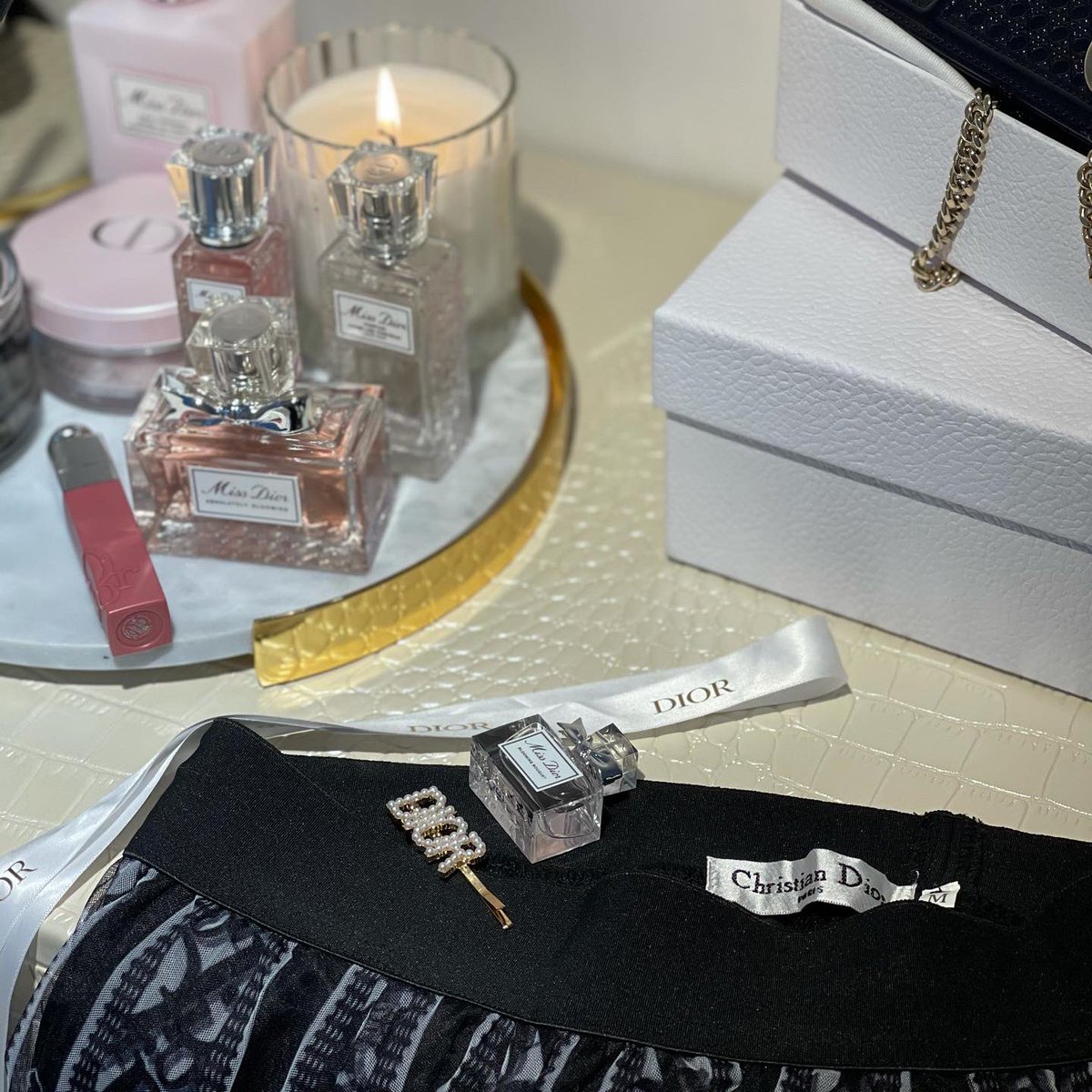 2017Vactory's tweet image. و وجهك .. يا بعد وجهي لو أتأمل تفاصيله 
يروح العمر مايرمش جفني وناعس أهدابي.