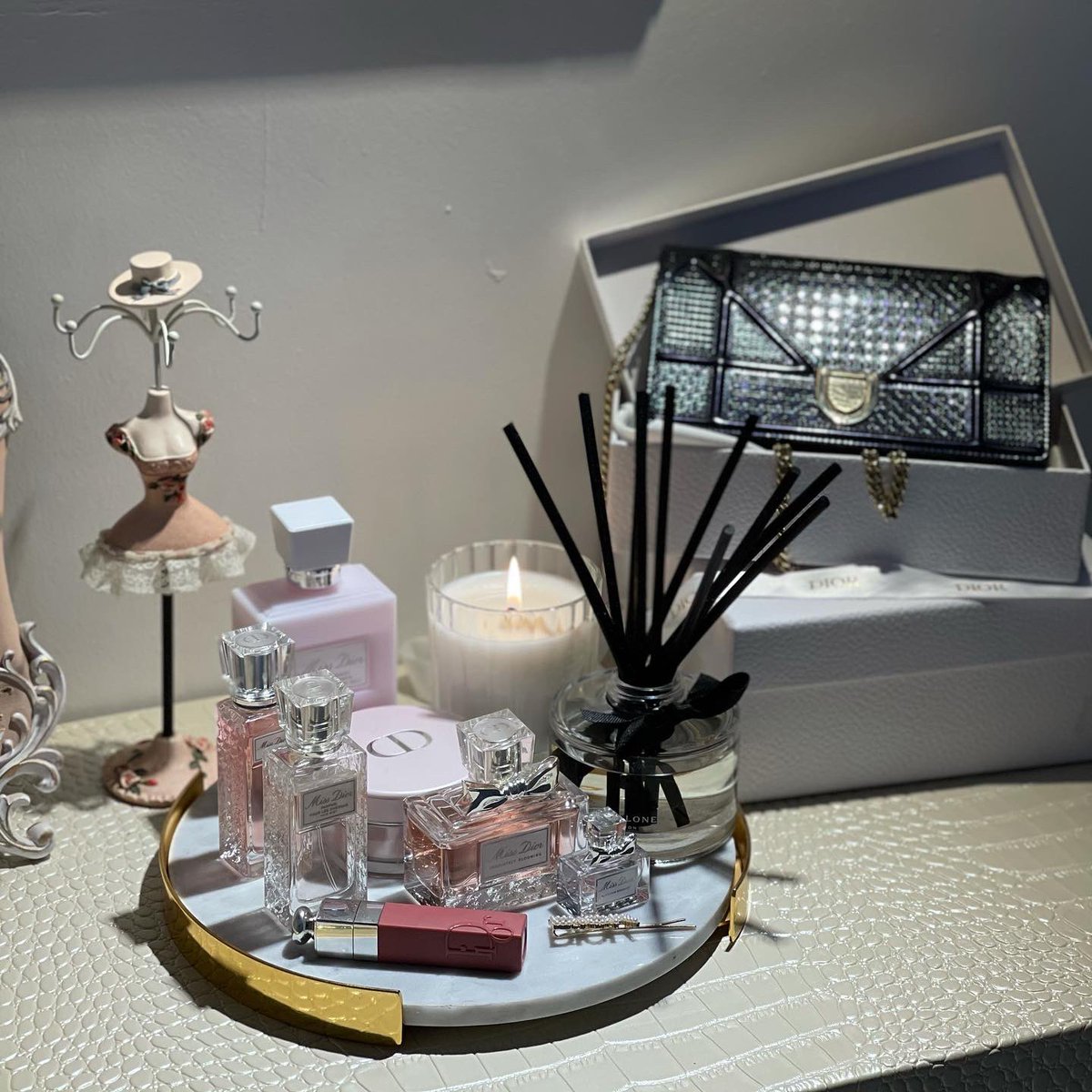 2017Vactory's tweet image. و وجهك .. يا بعد وجهي لو أتأمل تفاصيله 
يروح العمر مايرمش جفني وناعس أهدابي.