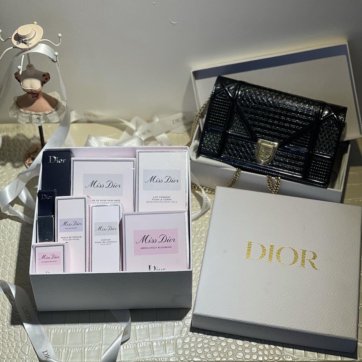 2017Vactory's tweet image. و وجهك .. يا بعد وجهي لو أتأمل تفاصيله 
يروح العمر مايرمش جفني وناعس أهدابي.