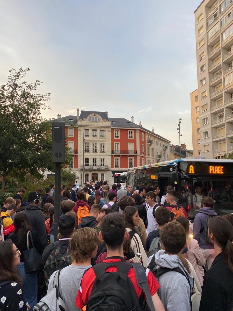 assoARDSL's tweet photo. La ligne @SynchroBus A saturée ce matin en direction de #Technolac au départ de la gare de @VilledeChambery ! @GrandChambery @alain_caraco @trepentin @Univ_Savoie dès 7h https://t.co/9gVTxTFjB3