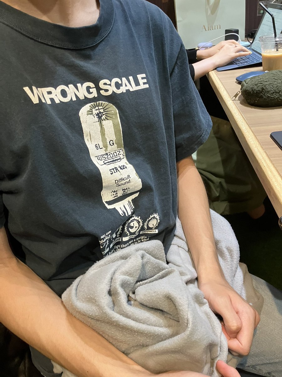 wdp_okzk_kame's tweet photo. 仕込み無しのやべ〜Tシャツ来たお客さんが自分の店にキタw

#WRONGSCALE
#またの名をウォーニングスコール
#またの名をロングスケジュール https://t.co/d5XHY64rB5