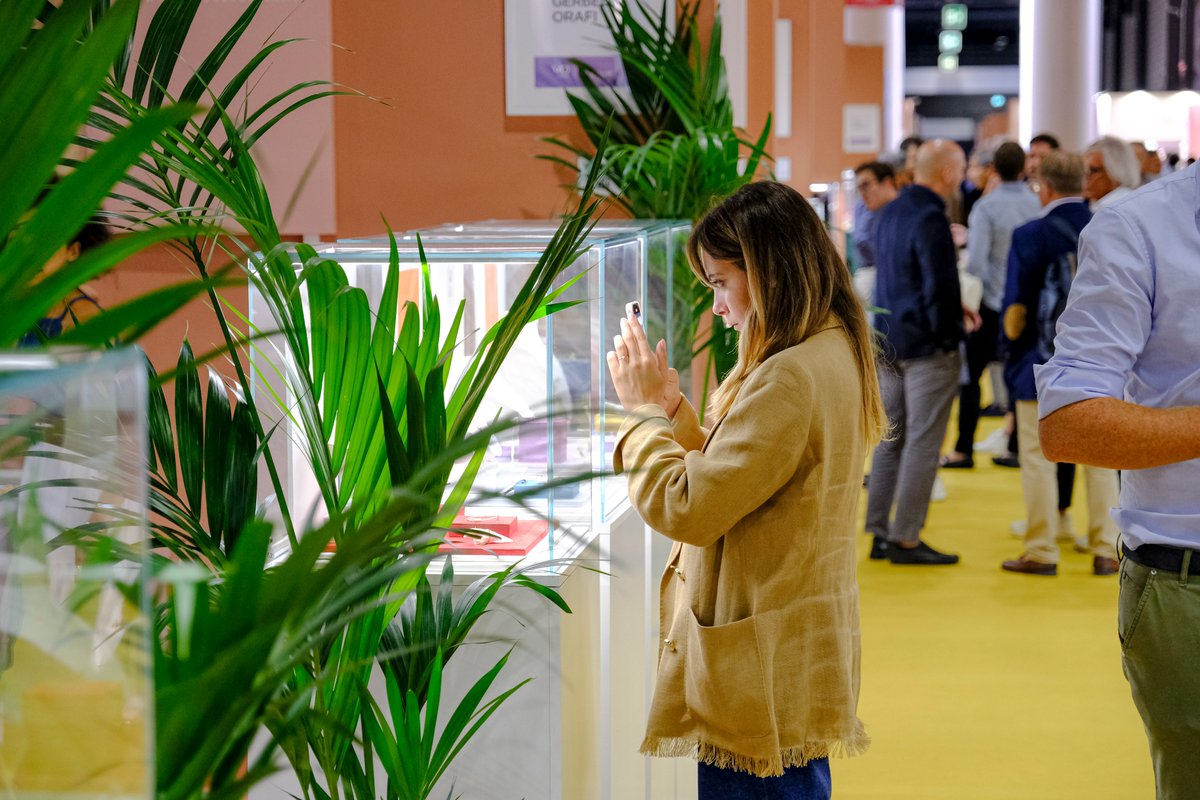 xVicenzaOro's tweet photo. Our Community shines among jewels, inspiring meetings, fantastic jewels and great discoveries
•••
#IEG #IEGExpo #vicenzaoro #allATonce #VOS22 #jewellery #jewelleryindustry #highjewellery #international #jewellerybrand https://t.co/noXSOe8AMs