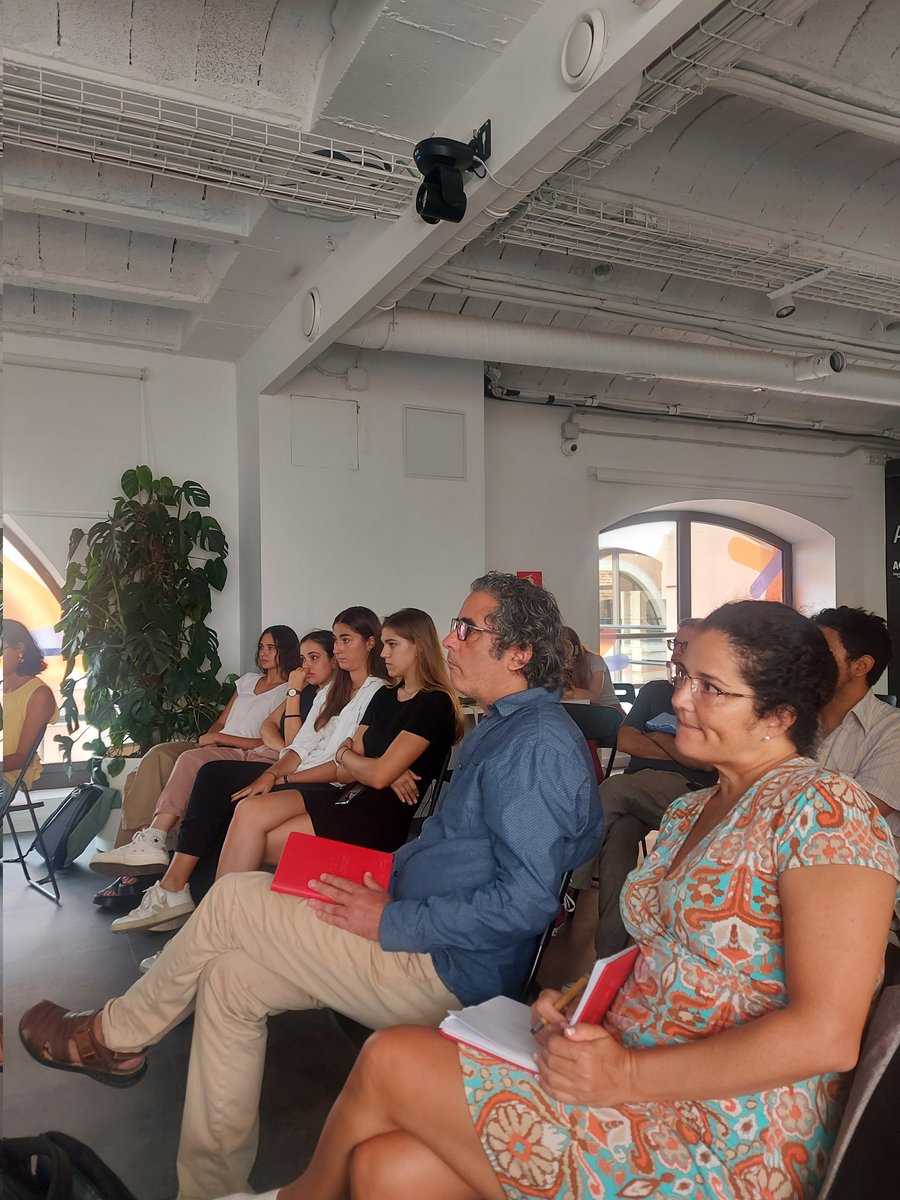 XartecSalut's tweet photo. Pol Solà-Santos from #VincerAI and Marc Casellas from #PointPressure sharing their experience at #CRAASH Barcelona program from @biocat to this year's participants. #HealthTech #FEDERrecerca #FonsUECat https://t.co/LNNTBPXLLL