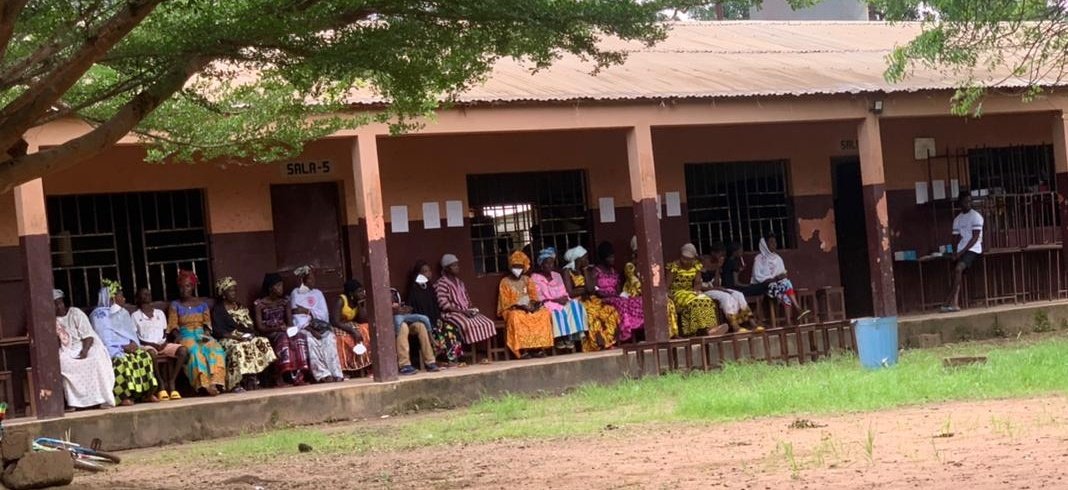 tchintchor's tweet photo. Segundo dia de consultas médicas gratuitas a população de Bambadinca no âmbito da #EM2022. A afluência de hoje supera ontem, em que foram consultados mais de 70 pessoas. 

@MendoncaErikson @mad95_ @SaibanaB https://t.co/NuhG9EOb6H