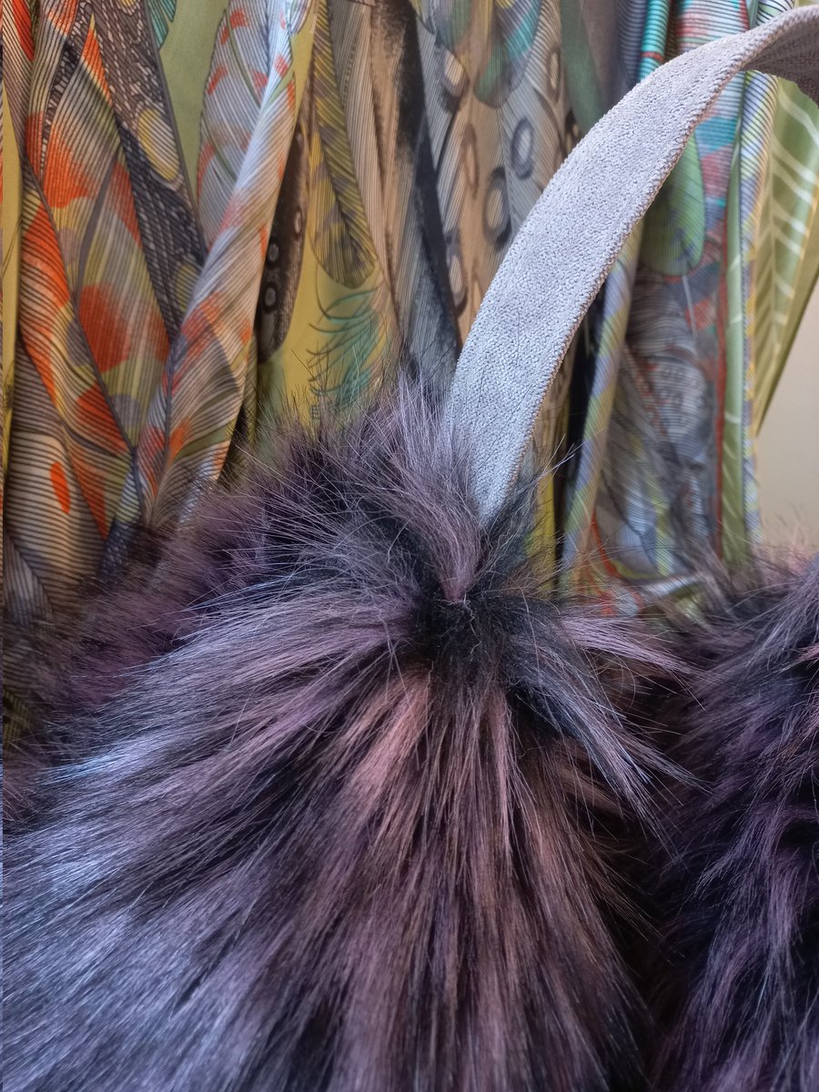 LaBallerinaBia1's tweet photo. Quest'anno sarà la #pelliccia a tener banco! Naturalmente ecologica, in colori inediti e bellissimi! #folderbag in #ecofur grigio, nero e lavanda
#accessori  #borse #bigiotteria #LaBallerinaBianca https://t.co/2B5NfCzwse