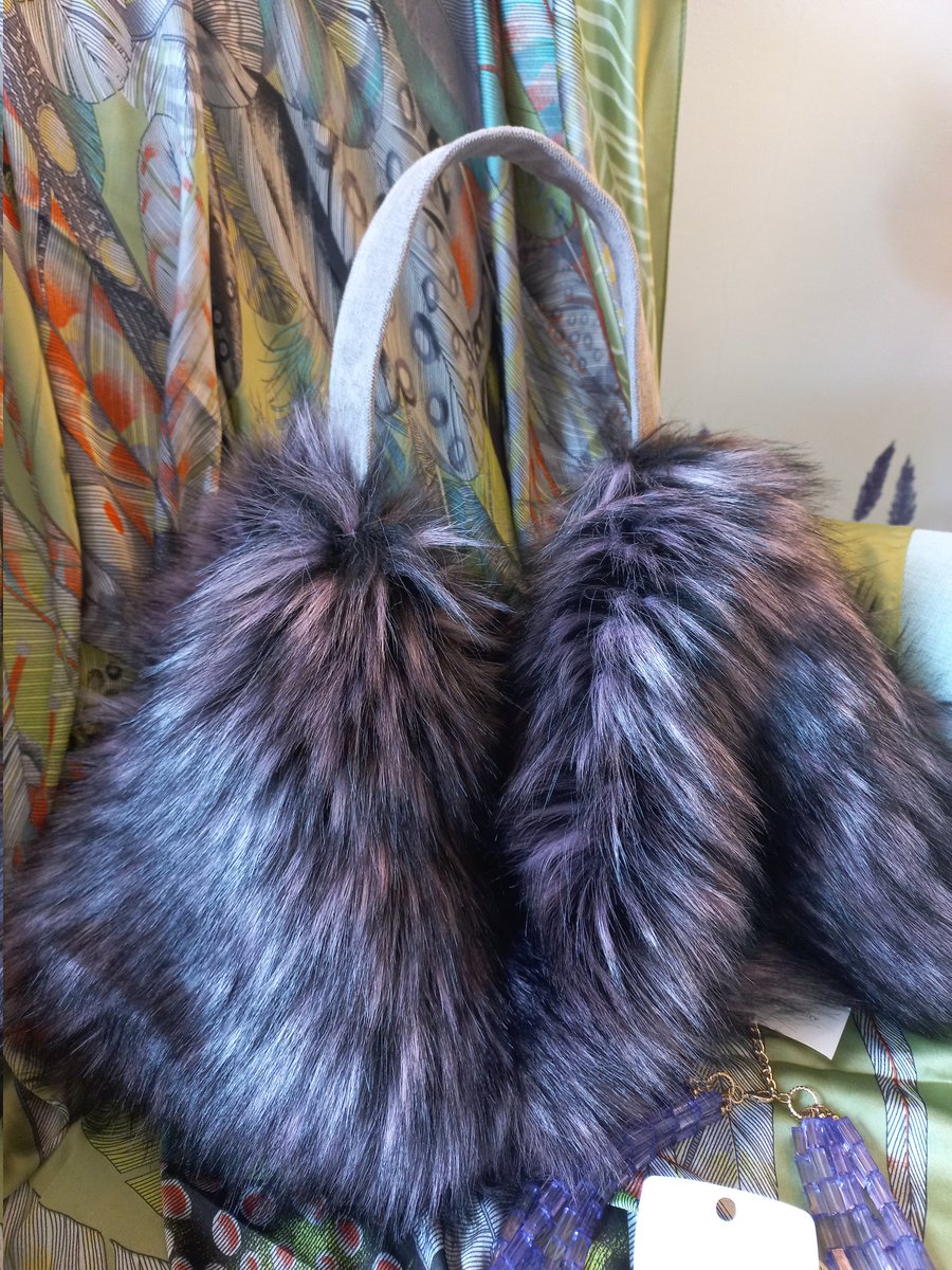 LaBallerinaBia1's tweet photo. Quest'anno sarà la #pelliccia a tener banco! Naturalmente ecologica, in colori inediti e bellissimi! #folderbag in #ecofur grigio, nero e lavanda
#accessori  #borse #bigiotteria #LaBallerinaBianca https://t.co/2B5NfCzwse