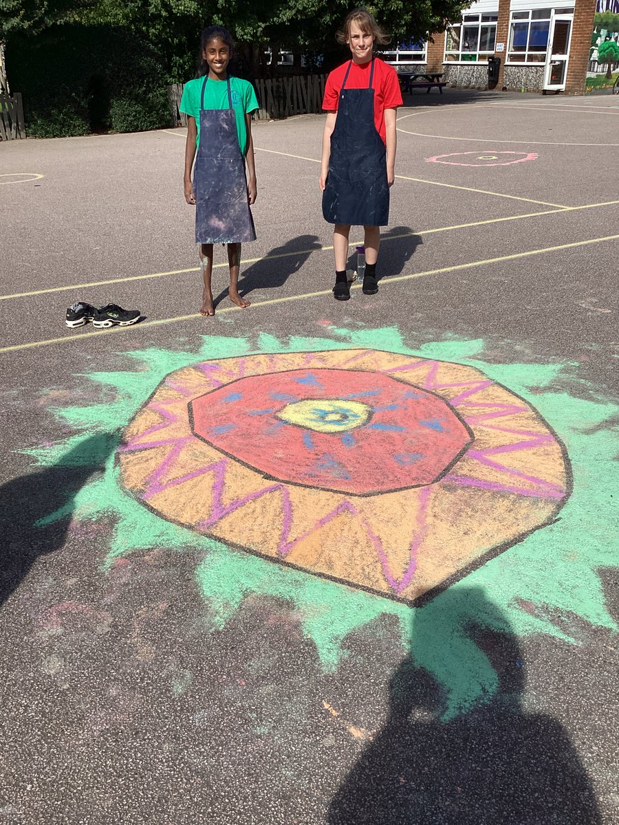 SouthwayJS's tweet image. Some more amazing chalk art from Y6 #designandcreate