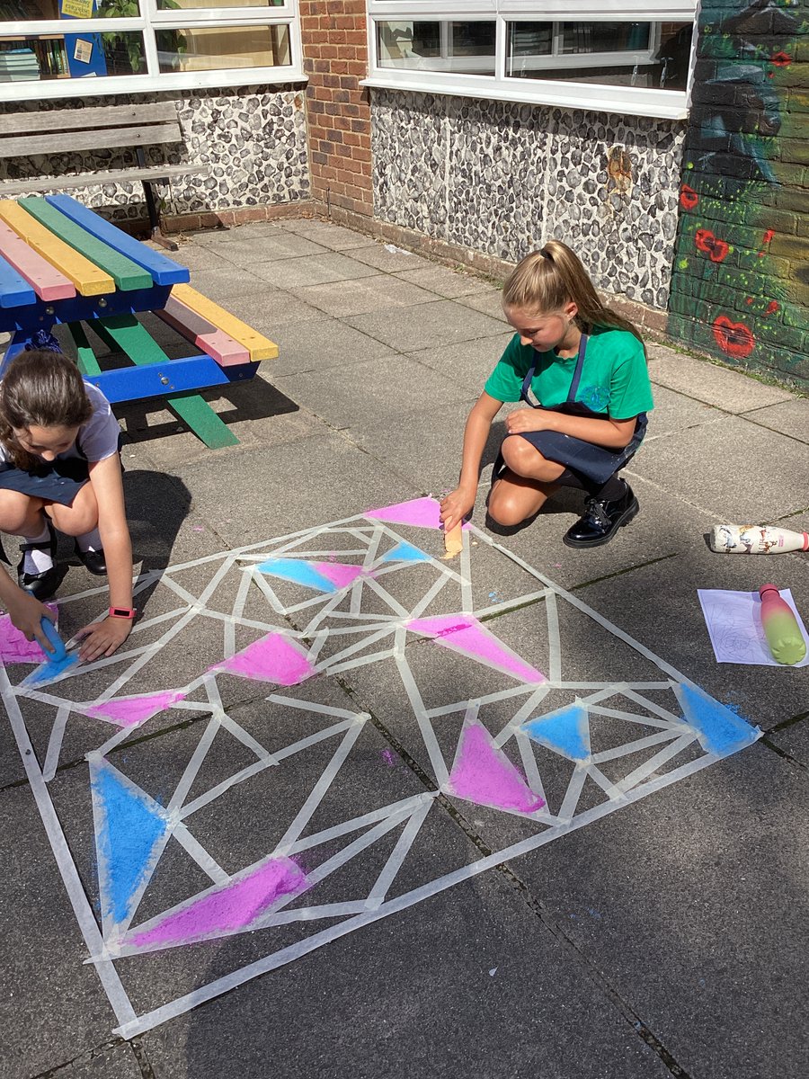 SouthwayJS's tweet image. Some more amazing chalk art from Y6 #designandcreate