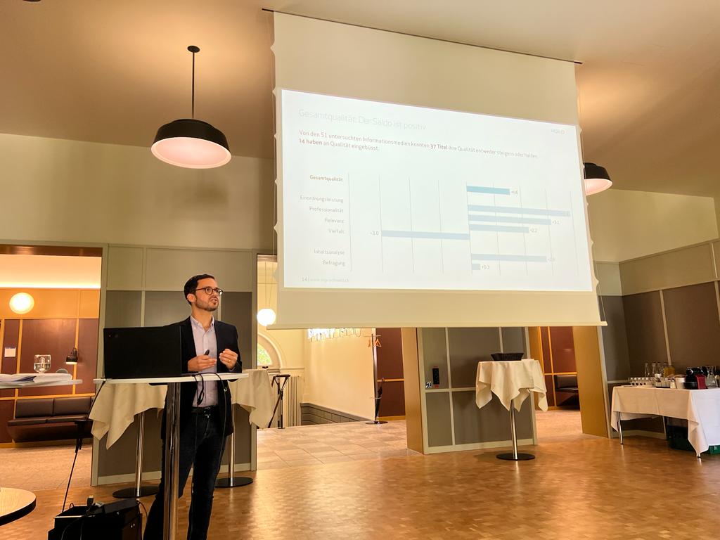 Laut Dr. Daniel Vogler (<a href="/DnVglr/">Daniel Vogler</a>) konnten 37 von 51 der Informationsmedien ihre Qualität gegenüber 2020 entweder steigern oder halten, 14 Informationsmedien haben an Qualität eingebüsst. <a href="/foegUZH/">fög / UZH</a>