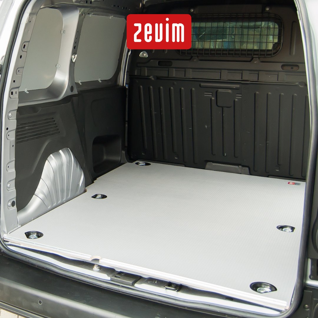 Hoe ga jij je werkbus indelen? Bekijk de mogelijkheden om de #luidruimte naar jouw smaak in te richten en af te werken. Met een #laadvloer inclusief #sjorogen bijvoorbeeld. Ideaal voor het vervoeren van groter materiaal. Kortom: haal alles uit jouw werkbus met Zevim producten.