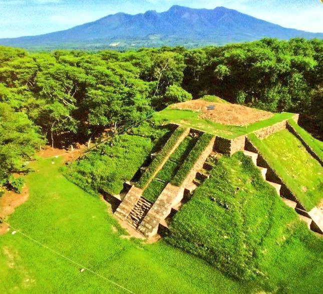 LatAmTravelist's tweet photo. @travelexx Head to #ElSalvador &amp; you can visit the ancient Maya site of #Cihuatan &amp; then get stuck into some excellent @RonCihuatan, preferably over ice!
Cihuatán sells aged, 8 year, &amp; 12 year #rum &amp; - after #pupusas - no visit to El Salvador is complete until you try one.

#VisitElSalvador https://t.co/KftR5hyhJr