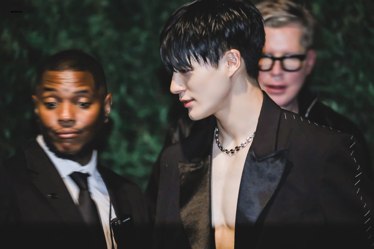 mid_nightblue's tweet photo. เจโน่ที่ NYFW คือเหมือนเขาพึ่งออกจากบ้าน แล้วพอคนเห็นก็ตกใจฮือฮาว่ามีคนหล่อขนาดนี้ด้วย https://t.co/ZGVvM5LTxD