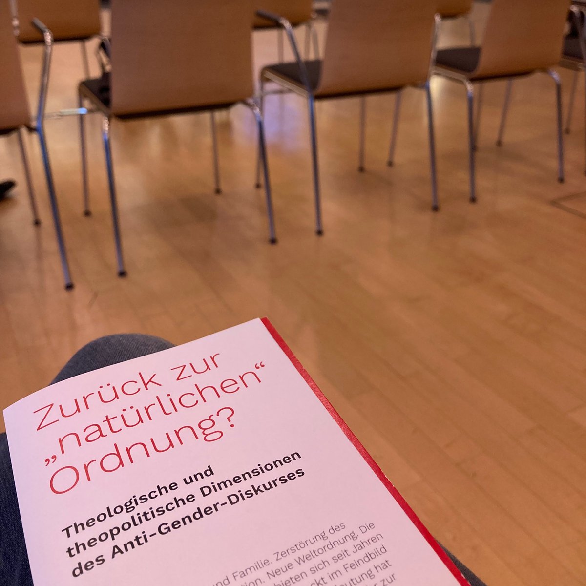 reginaelmo's tweet photo. Spannende und bedrückende Tagung „Zurück zur »natürlichen Geschlechterordnung«? Theologische und theopolitische Motive im Anti-Gender-Diskurs“ @ekd_gender @ruhrunibochum #MaJaC - heute auch mit einem Block zur #theopolitik in Russland von Dmitrij Uzlaner @uniinnsbruck und 😎 https://t.co/Jqj05rlXQW