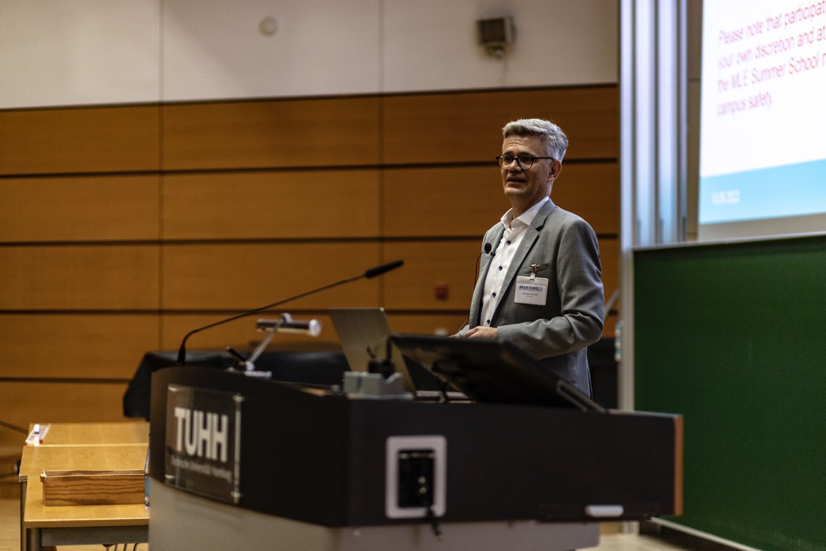 MLETUHH1's tweet photo. Heute startet unsere #mlesummerschool. Der erste Vortrag ging um das Thema "The Business &amp; Economics of AI Startups". 

***

Today started our #mlesummerschool. The first keynote speech was about "The Business &amp; Economics of AI Startups". 

#mleschool #mlehamburg #aihamburg https://t.co/2vJx5USyQp