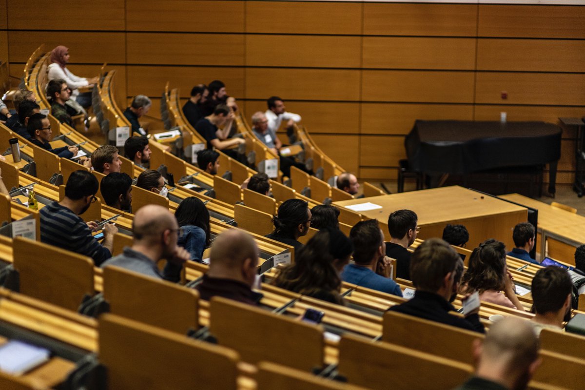 MLETUHH1's tweet photo. Heute startet unsere #mlesummerschool. Der erste Vortrag ging um das Thema "The Business &amp; Economics of AI Startups". 

***

Today started our #mlesummerschool. The first keynote speech was about "The Business &amp; Economics of AI Startups". 

#mleschool #mlehamburg #aihamburg https://t.co/2vJx5USyQp