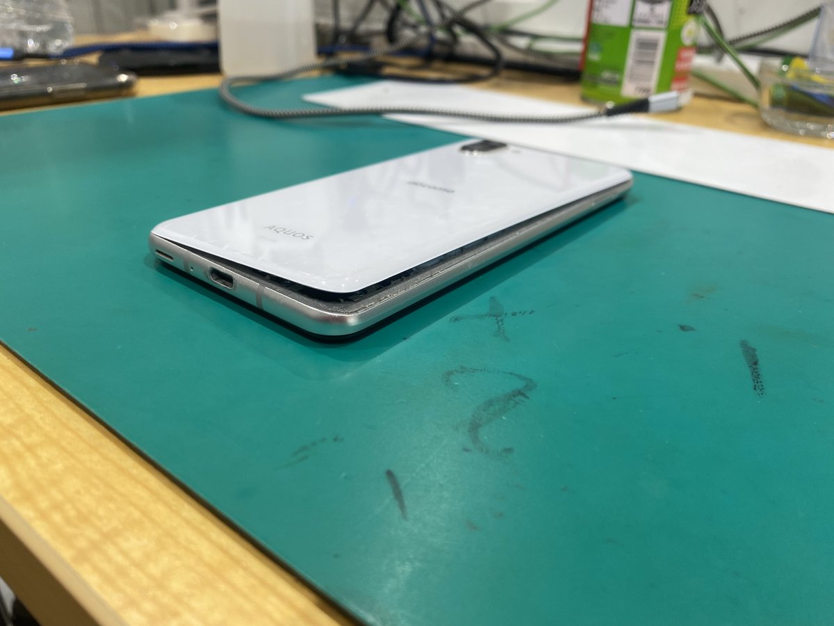 iphone01010101's tweet photo. 本日はAQUOS R3のバッテリー交換を行いました！
暑い時期はこの様な事例が増え、スマホケースも材質によっては熱が起こりやすくなるのでご注意ください！
膨張でお困りの方は、是非一度当店までお越しください！
#丸井錦糸町店　#スマホ修理工房　#AQUOSR3 https://t.co/X5VmIuhqMh