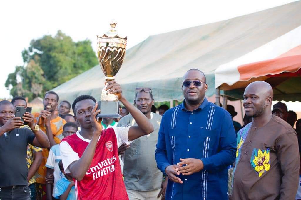 stephane_kipre's tweet photo. Ce samedi 10 septembre, j’ai répondu favorablement à l’invitation des populations du campement Loukoukro pour assister à la finale du tournoi de football organisé par le camarade Rolland Kouame. 
Merci à la chefferie traditionnelle et aux populations pour l’accueil. 

PSK https://t.co/QISGvM11SI