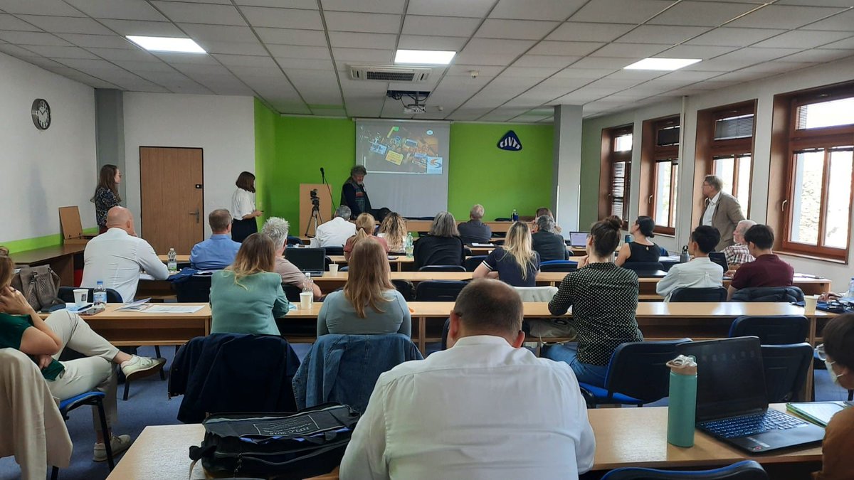 arnikaorg's tweet photo. #BioDetectors konference v Praze už je v plném proudu. @JPetrlik má právě úvodní slovo. Další dva dny budou patřit vědeckým výzkumům dopadů toxických látek a znečištění na živé organismy. Data z našich společných projektů představí i naši partneři z @EarthTH2009 a @FokusNexus3 https://t.co/eH2Pltye8q