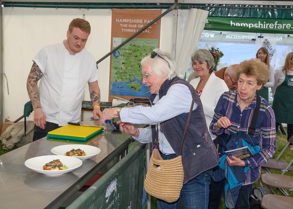 Tracy Nash (@tracyhantsfare) on Twitter photo I love it when the audience takes pictures so they can recreate their dish at home. Nice one Tom <a href="/RomseyShow/">The Romsey Show</a> <a href="/MyElectricEye/">The Electric Eye</a> <a href="/HampshireFare/">Hampshire Fare</a> <a href="/PhilYeomans/">phil yeomans</a> I love it when the audience takes pictures so they can recreate their dish at home. Nice one Tom <a href="/RomseyShow/">The Romsey Show</a> <a href="/MyElectricEye/">The Electric Eye</a> <a href="/HampshireFare/">Hampshire Fare</a> <a href="/PhilYeomans/">phil yeomans</a>