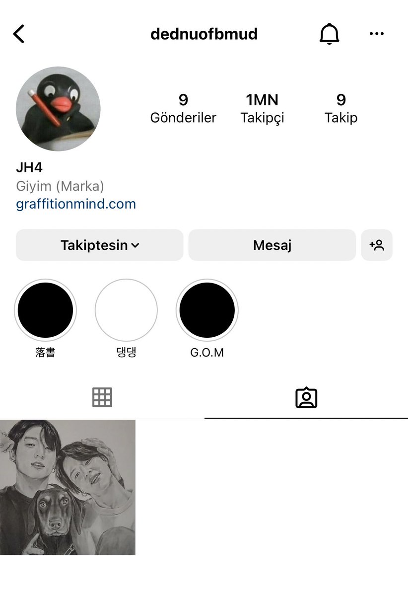 jikookisgod's tweet photo. Jungkook’un abisi, instagram hesabında etiketlendiği milyon tane gönderi arasından yalnızca Jikook ve Bam’ın olduğu bu çizimi onaylamış. Resmi çizen kıza da Armyler haber vermiş ve kız teşekkür yazısı paylaşmış. Çizimin ve daha önemlisi Jeon Junghyun’un güzelliğine ağlıyorum😭🤍 https://t.co/xAUvxCWNMG
