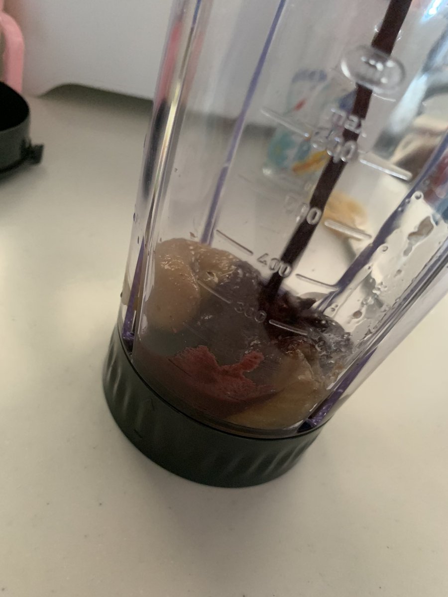 noooa0709's tweet photo. 姉が解凍したバナナでスムージーいつも作ってるんだけどこれヤバすぎだろwwwwwwwww

なめくじにしか見えなくて草。
冷蔵庫見た時時止まったもんww
※バナナです https://t.co/jUPOB0XIKb